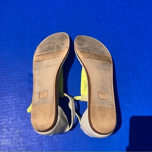 Toms yellow patterned thong sandals, size 10W - Picture 2 of 10